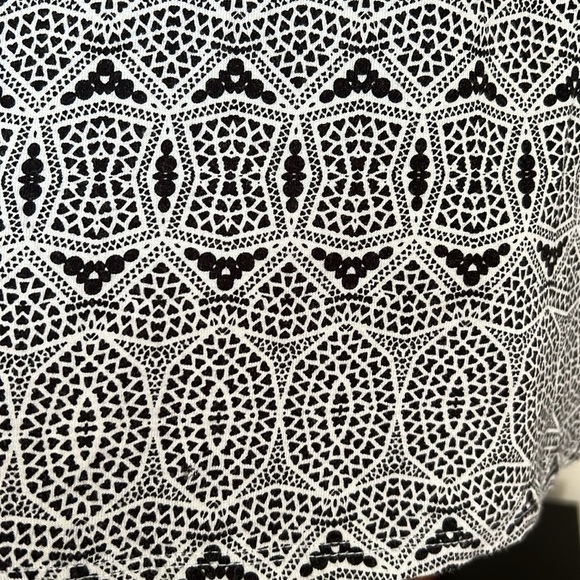 CATO Black/White Octagonal Design Partially Open Long Sleeve, Top, Sz XL, GUC. - Picture 6 of 8